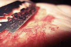 Une femme mariée arrêtée pour avoir monstrueusement déchiré le visage et la poitrine de l'amante de son mari avec une larme Une femme mariée arrêtée pour avoir monstrueusement déchiré le visage et la poitrine de l'amante de son mari avec une larme